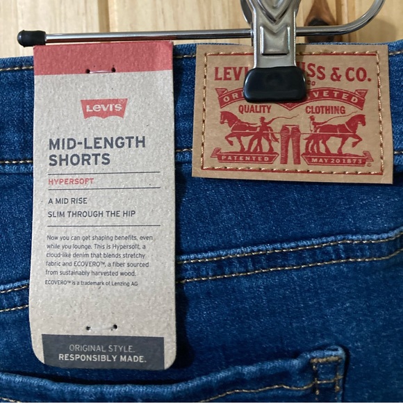 NWT - Levi’s women’s size 14/32 mid-length cuffed denim shorts - Picture 5 of 6